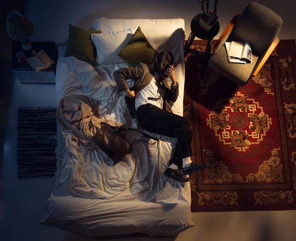 Retrato de un hombre de negocios, contable durmiendo en la cama en casa —  Fotos de Stock