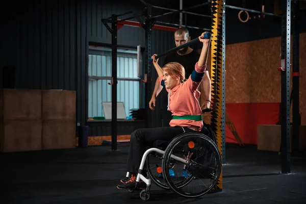 Training van gehandicapte vrouwen in de sportschool van het revalidatiecentrum — Stockfoto