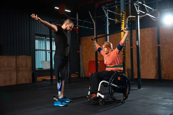 Training van gehandicapte vrouwen in de sportschool van het revalidatiecentrum — Stockfoto