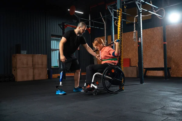 Bezbariérový ženský trénink v posilovně rehabilitačního centra — Stock fotografie