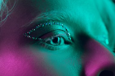 Güzel albino bir kızın portresi. Karanlık stüdyo arka planında neon ışıkta izole edilmiş.