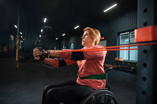 Training van gehandicapte vrouwen in de sportschool van het revalidatiecentrum — Stockfoto