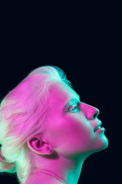 Retrato de bela menina albina isolado no fundo escuro estúdio em luz de néon — Fotografia de Stock