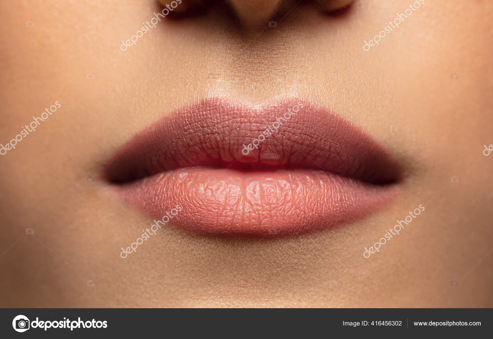 用天然口红拍出美丽的女性唇特写 图库照片 C Vova Gmail Com