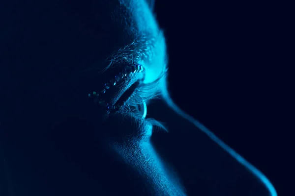 Retrato de bela menina albina isolado no fundo escuro estúdio em luz de néon — Fotografia de Stock