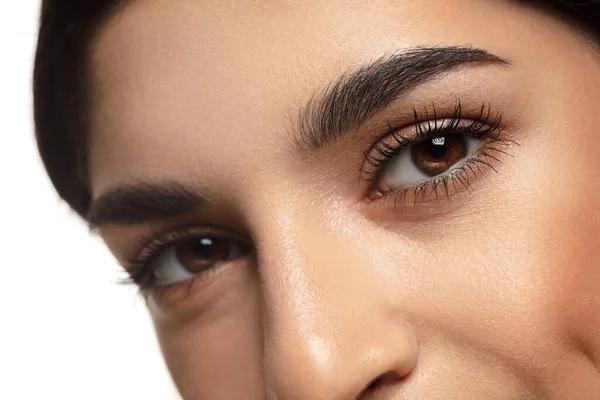 Retrato de bela mulher judia isolada no fundo do estúdio branco. Beleza, moda, cuidados com a pele, conceito de cosméticos. — Fotografia de Stock