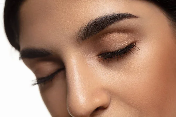 Retrato de bela mulher judia isolada no fundo do estúdio branco. Beleza, moda, cuidados com a pele, conceito de cosméticos. — Fotografia de Stock