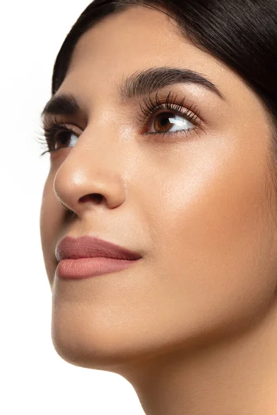 Retrato de una hermosa mujer judía aislada sobre fondo blanco del estudio. Belleza, moda, cuidado de la piel, concepto de cosméticos. —  Fotos de Stock