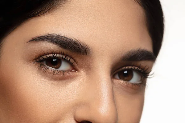 Retrato de bela mulher judia isolada no fundo do estúdio branco. Beleza, moda, cuidados com a pele, conceito de cosméticos. — Fotografia de Stock