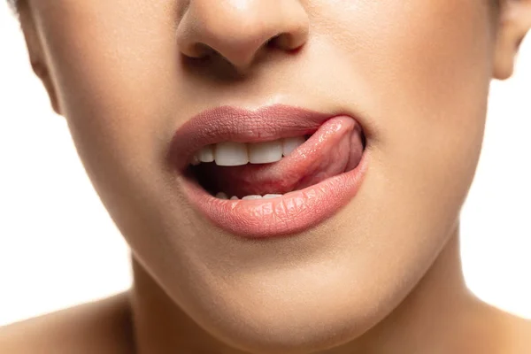 Nahaufnahme von schönen weiblichen Lippen mit natürlichem Lippenstift-Make-up — Stockfoto