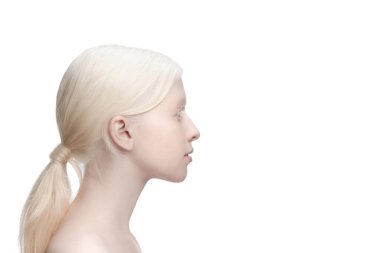 Beyaz stüdyo arka planında izole edilmiş güzel albino kadın portresi. Güzellik, moda, cilt bakımı, kozmetik konsepti.