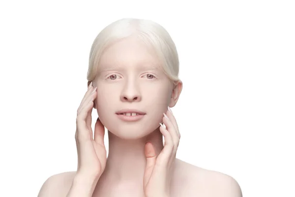 Potret wanita albino cantik yang terisolasi di latar belakang studio putih. Kecantikan, fashion, perawatan kulit, konsep kosmetik. — Stok Foto