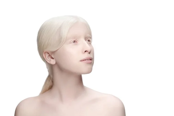 Porträt einer schönen Albino-Frau isoliert auf weißem Studiohintergrund. Schönheit, Mode, Hautpflege, Kosmetikkonzept. — Stockfoto