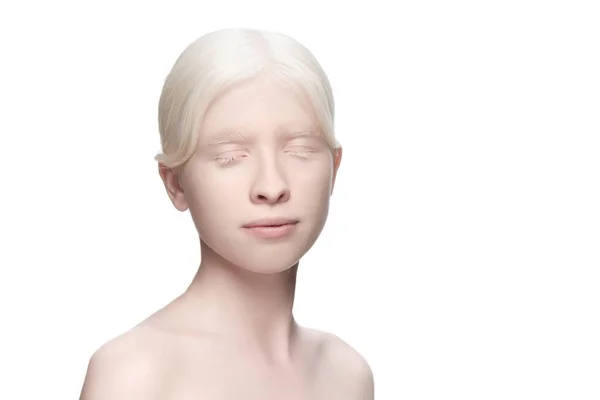Portré gyönyörű albínó nő elszigetelt fehér stúdió háttérben. Szépség, divat, bőrápolás, kozmetikai koncepció. — Stock Fotó