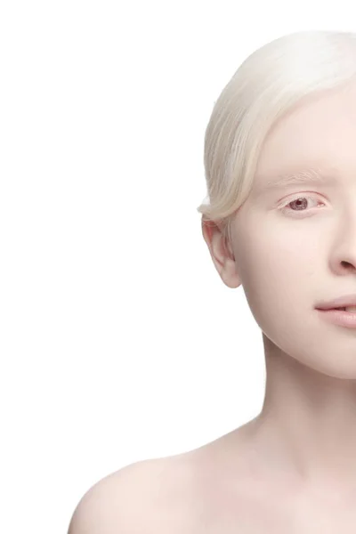 Портрет красивої альбінової жінки ізольовано на білому фоні студії. Краса, мода, скінарій, концепція косметики . — стокове фото