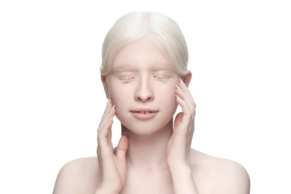 Retrato de una hermosa mujer albina aislada sobre fondo blanco del estudio. Belleza, moda, cuidado de la piel, concepto de cosméticos. — Foto de Stock