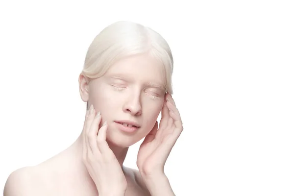 Retrato de una hermosa mujer albina aislada sobre fondo blanco del estudio. Belleza, moda, cuidado de la piel, concepto de cosméticos. —  Fotos de Stock