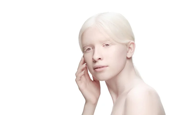Portrét krásné albíny ženy izolované na bílém pozadí studia. Krása, móda, péče o pleť, kosmetický koncept. — Stock fotografie