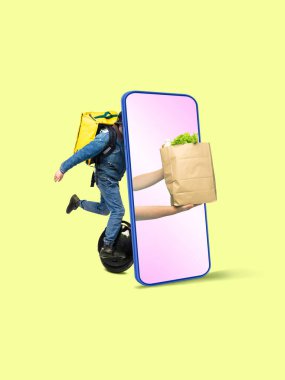 Yakışıklı teslimatçı akıllı telefonların ekranından emir veriyor, hızlı dağıtım konsepti.