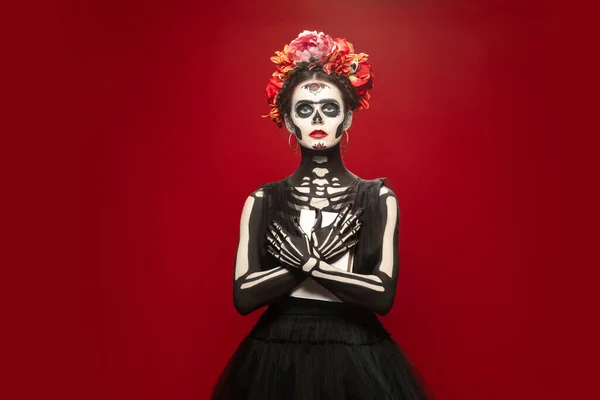 Menina na imagem de Santa Muerte, Santa morte ou crânio de açúcar com maquiagem brilhante. Retrato isolado no fundo do estúdio. — Fotografia de Stock