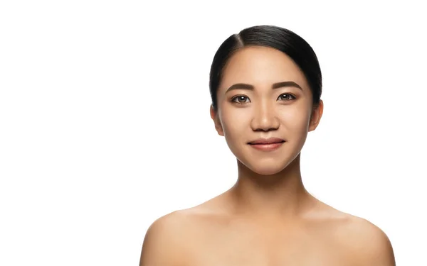 Retrato de bela mulher asiática isolada no fundo do estúdio branco. Beleza, moda, cuidados com a pele, conceito de cosméticos. — Fotografia de Stock