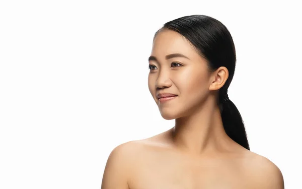 Portret van een mooie Aziatische vrouw geïsoleerd op witte studio achtergrond. Schoonheid, mode, huidverzorging, cosmetica concept. — Stockfoto