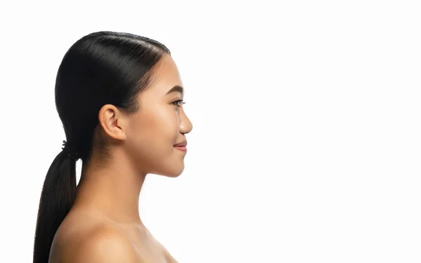 Portrait of beautiful asian woman isolated on white studio background. Kecantikan, fashion, perawatan kulit, konsep kosmetik. — Stok Foto