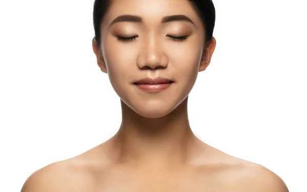 Portret pięknej Azjatki odizolowanej na białym tle pracowni. Piękno, moda, pielęgnacja skóry, koncepcja kosmetyków. — Zdjęcie stockowe