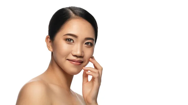 Porträtt av vacker asiatisk kvinna isolerad på vit studio bakgrund. Skönhet, mode, hudvård, kosmetika koncept. — Stockfoto
