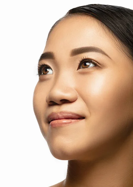 Retrato de una hermosa mujer asiática aislada sobre fondo blanco del estudio. Belleza, moda, cuidado de la piel, concepto de cosméticos. —  Fotos de Stock