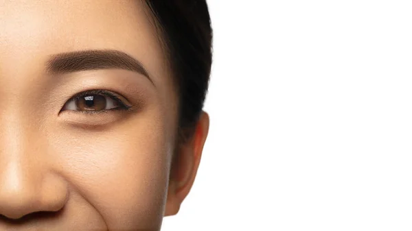 Retrato de una hermosa mujer asiática aislada sobre fondo blanco del estudio. Belleza, moda, cuidado de la piel, concepto de cosméticos. —  Fotos de Stock