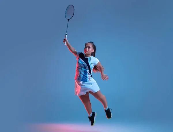 Vacker dvärg kvinna tränar i badminton isolerad på blå bakgrund i neon ljus — Stockfoto