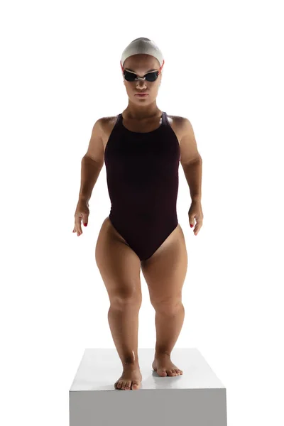 Güzel cüce kadın, beyaz arka planda tek başına yüzerek pratik yapıyor. — Stok fotoğraf
