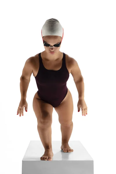 Schöne Zwergfrau übt im Schwimmen isoliert auf weißem Hintergrund — Stockfoto