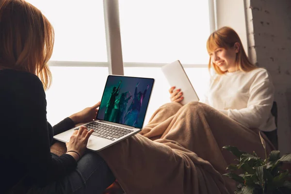 Dois amigos assistindo festa online, TV ou cinema junto com dispositivos — Fotografia de Stock