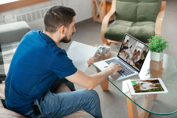Homme travaillant à domicile, concept de bureau à distance. Jeune homme d'affaires, gestionnaire faisant des tâches avec ordinateur portable, a conférence en ligne. — Photo