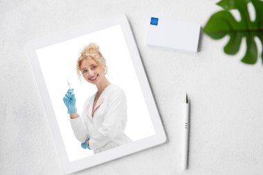 Kaplıca salonu, kozmetik ürünleri, güzellik ve kendine bakımı olan bir tablet. Reklam için kopyalama alanı