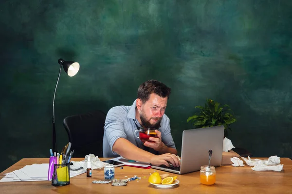 Kranker junger Mann mit Fieber und Erkältung sieht zu Hause schlecht aus — Stockfoto