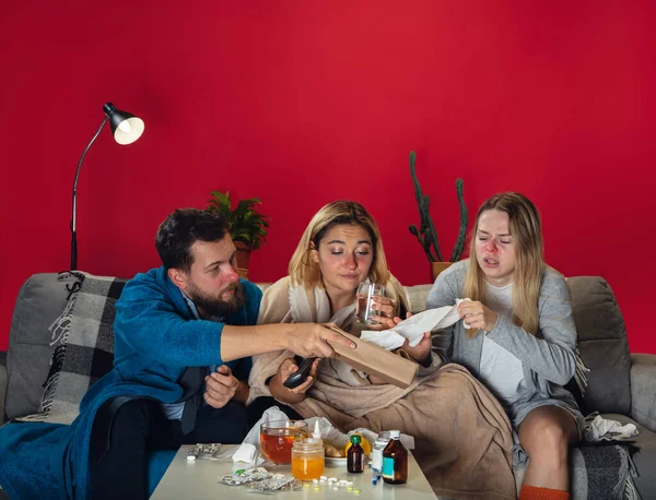 Jovens, amigos ou familiares com febre e olhar frio sofrendo em casa — Fotografia de Stock