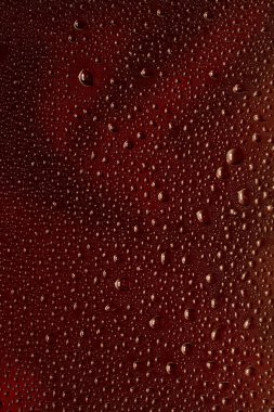 Bira bardağındaki soğuk damlaların yakın görüntüsü