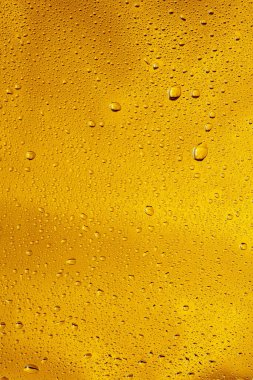 Bira bardağındaki soğuk damlaların yakın görüntüsü