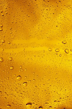 Bira bardağındaki soğuk damlaların yakın görüntüsü