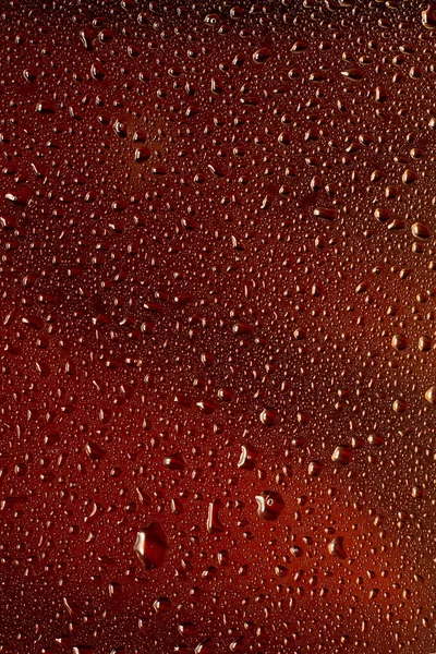 Vista de cerca de gotas frías en el vaso de cerveza — Foto de Stock