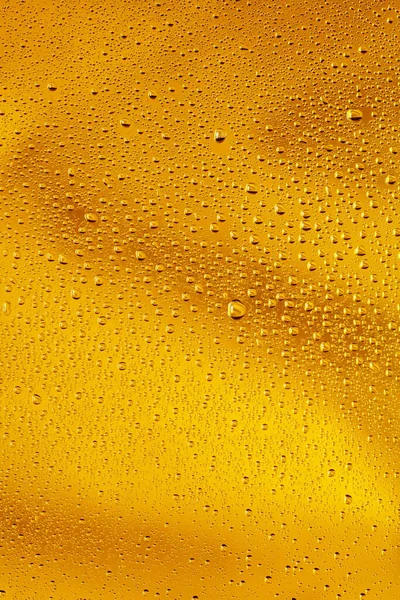 Vista de cerca de gotas frías en el vaso de cerveza —  Fotos de Stock