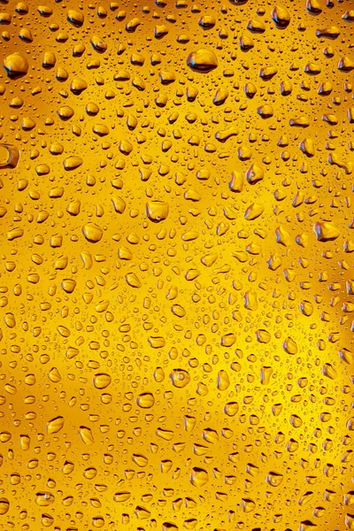 Vista de perto de gotas frias no copo de cerveja — Fotografia de Stock