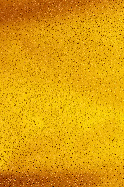 Vista de cerca de gotas frías en el vaso de cerveza — Foto de Stock
