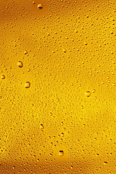 Zbliżenie widok zimnych kropli na szklance piwa — Zdjęcie stockowe