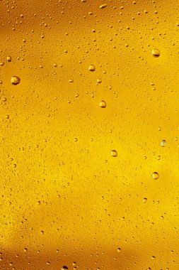 Bira bardağındaki soğuk damlaların yakın görüntüsü