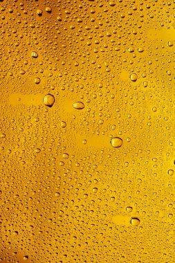 Bira bardağındaki soğuk damlaların yakın görüntüsü