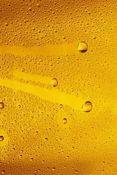 Vista de cerca de gotas frías en el vaso de cerveza — Foto de Stock